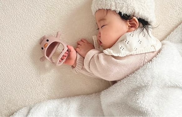 赤ちゃんとおもちゃ